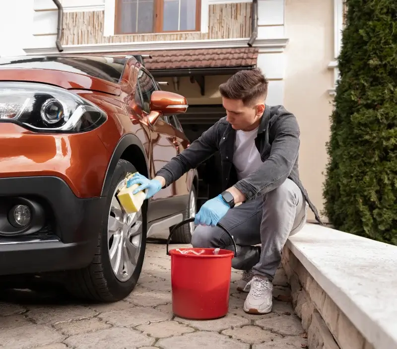 Lavage auto à domicile Alet-les-Bains : professionnel intervenant sur un véhicule